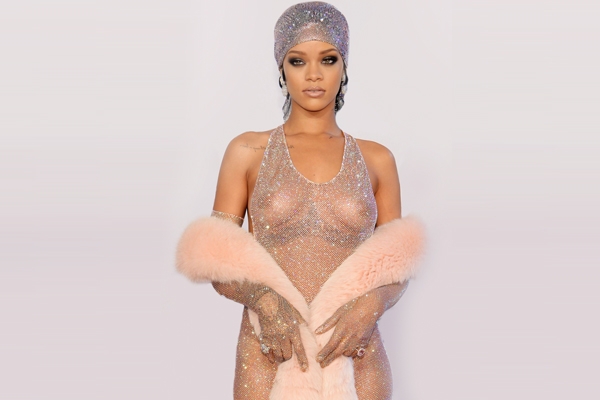 Rihanna lifts Fashion Icon Award in a near naked dress},{Rihanna lifts Fashion Icon Award in a near naked dress