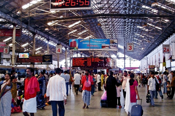 2 blasts at Chennai Railway Station, 1 dead, 9 injured},{2 blasts at Chennai Railway Station, 1 dead, 9 injured