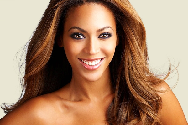 Beyonce bares butt in an assless onesie},{Beyonce bares butt in an assless onesie