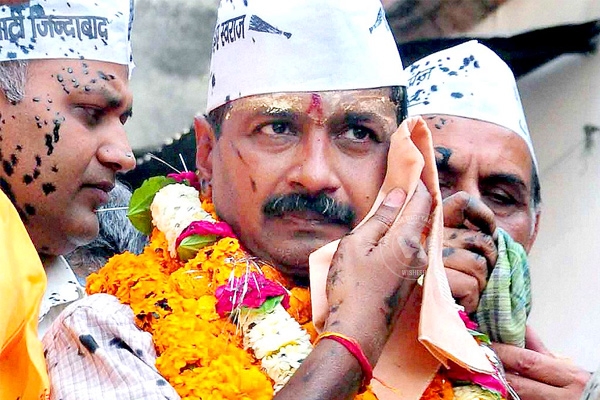 Anna Hazare supporter attacks Kejriwal in Haryana},{Anna Hazare supporter attacks Kejriwal in Haryana