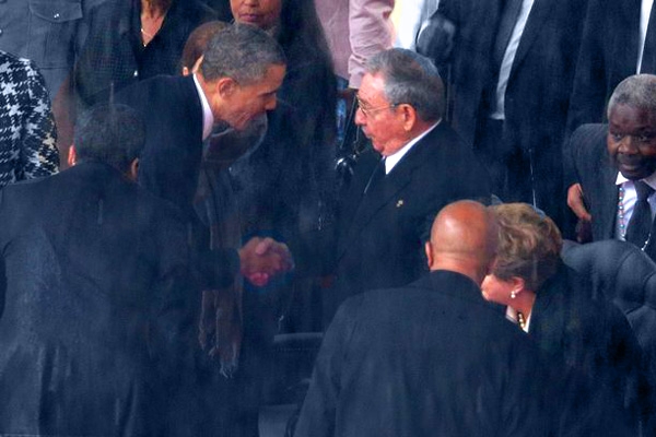 Handshake between US President Barack Obama and Cuban President Raul Castro},{Handshake between US President Barack Obama and Cuban President Raul Castro