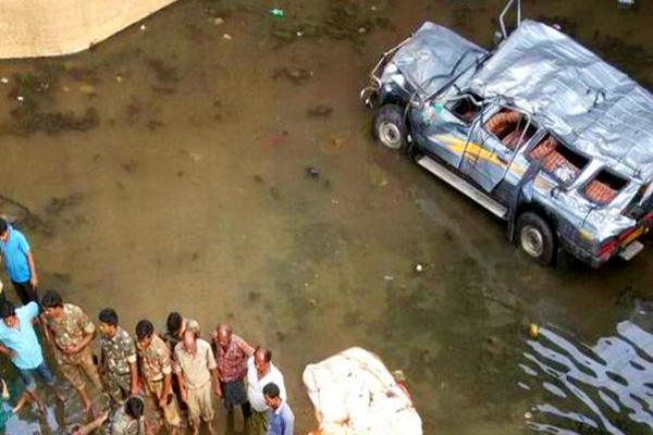 22 people of a family killed in Dhavaleshwaram barrage mishap
