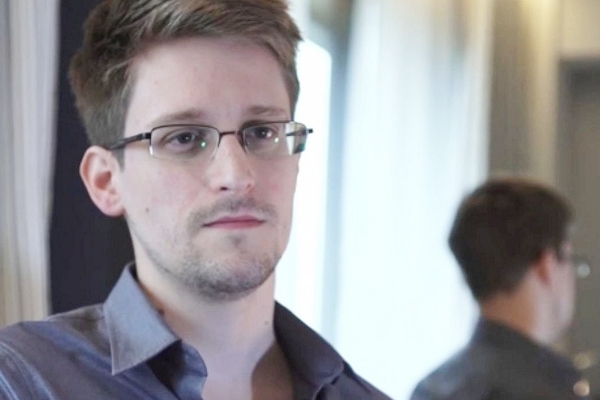 Fugitive Snowden urges President Obama to pardon him!