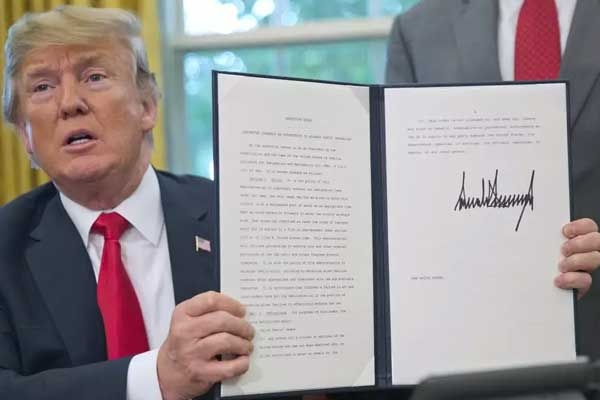 Trump Signs Executive Order to End Family Separations at U.S. Border