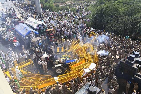 Police Fire Tear Gas, Water Cannons to Halt Farmers' Protest