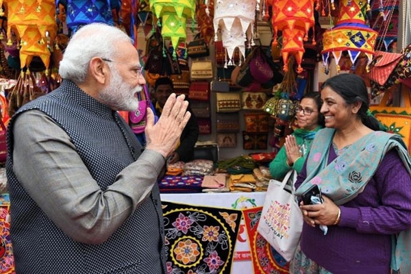 PM Modi makes a Surprise Visit to ‘Hunar Haat’ in Delhi