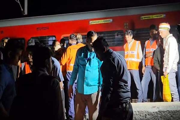 Jalgaon Pushpak Express accident kills Eleven
