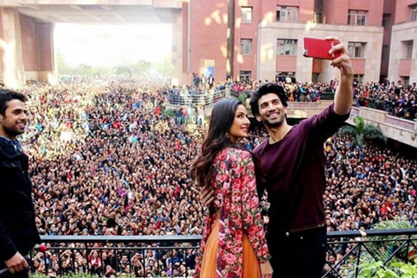 Katrina, Aditya mesmerizes crowd at Fitoor promotional event},{Katrina, Aditya mesmerizes crowd at Fitoor promotional event