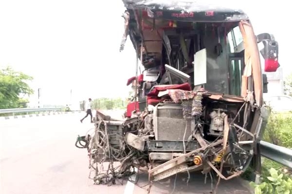 18 killed in a Tragic Accident on Lucknow-Agra Expressway