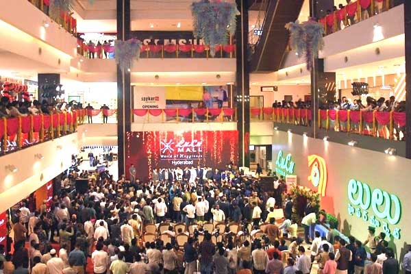Chaos: Furious Citizens So Desperate to Visit Lulu Mall