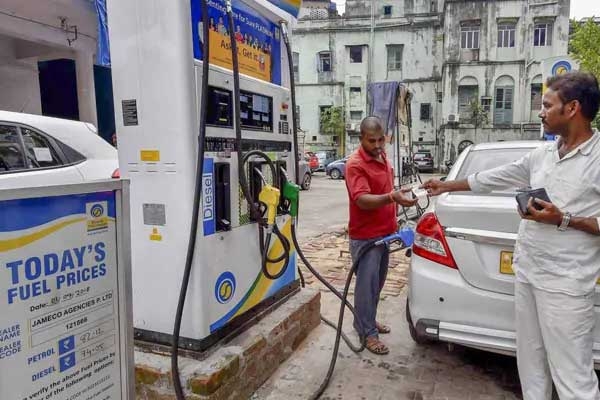 Maharashtra Govt. Announces Cut in Petrol, Diesel Prices by Rs 2.50