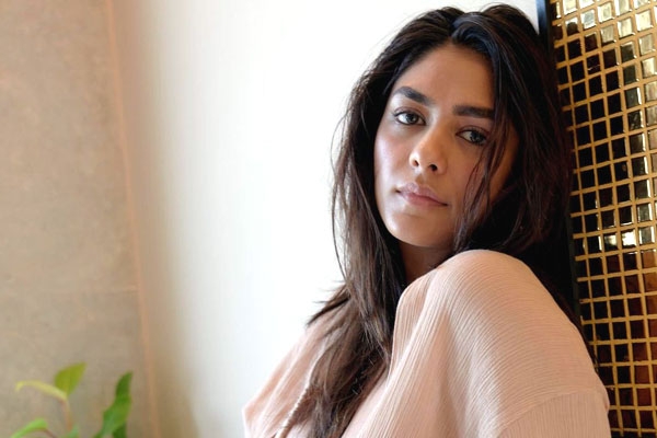 Mrunal Thakur Flaunts Her Curves