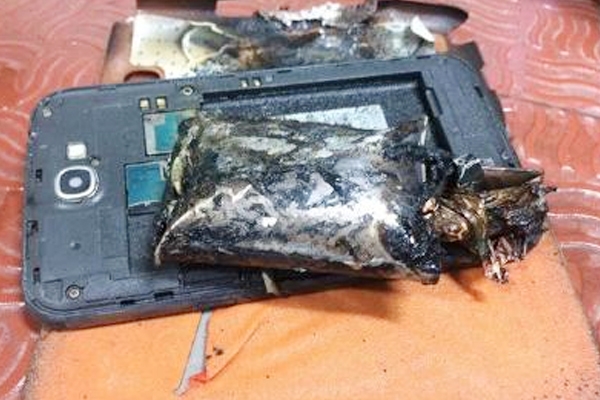 Samsung Note 2 catches fire on flight to Chennai!