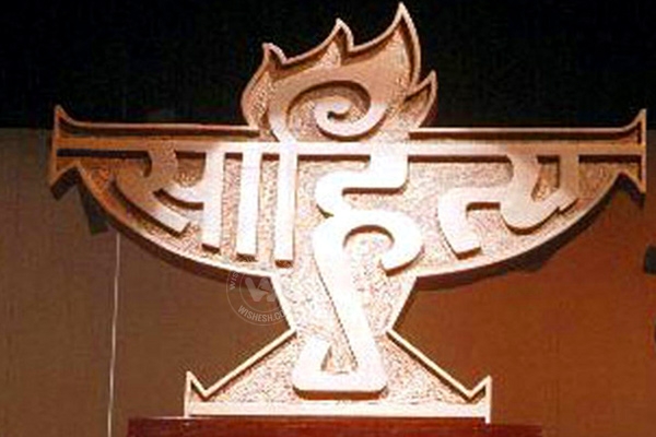 Writers returning Sahitya Akademi awards marched in protests in Delhi},{Writers returning Sahitya Akademi awards marched in protests in Delhi