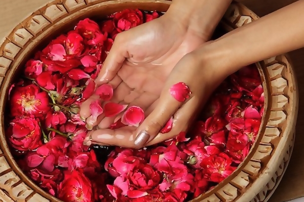 Beauty benefits of rose water},{Beauty benefits of rose water
