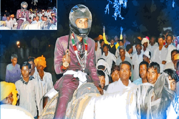 Upper-caste unexpected behavior forced dalit groom to wear helmet},{Upper-caste unexpected behavior forced dalit groom to wear helmet
