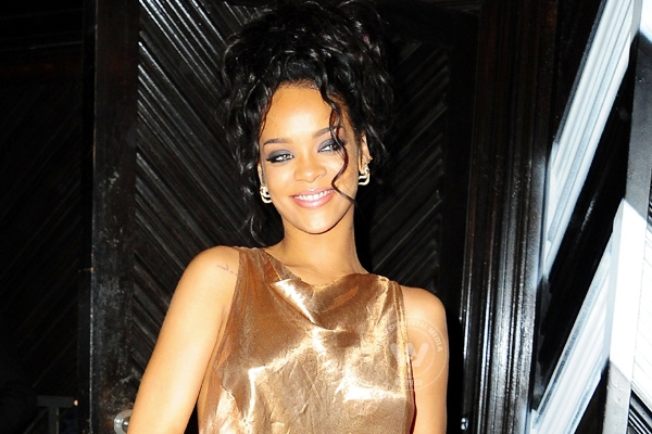 Rihanna's stalker arrested},{Rihanna's stalker arrested
