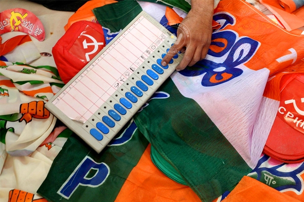 Faulty EVM passing all votes to Congress},{Faulty EVM passing all votes to Congress