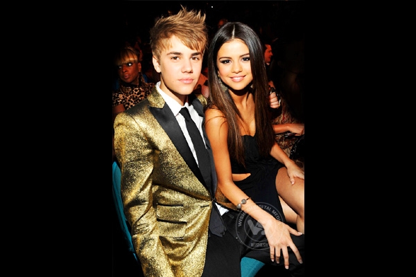 Justin Bieber and Selena Gomez are still dating},{Justin Bieber and Selena Gomez are still dating