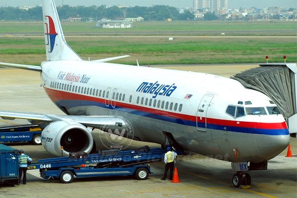 Malaysia Airlines flight disappear with 239 people on-board},{Malaysia Airlines flight disappear with 239 people on-board