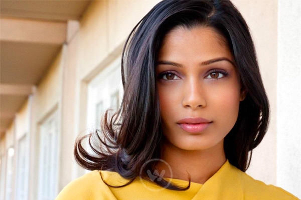 Freida Pinto hates checking in mirror!},{Freida Pinto hates checking in mirror!