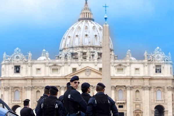Terrorist scare on Vatican},{Terrorist scare on Vatican