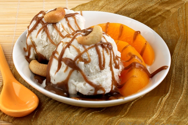 Ice cream with touch of coconut},{Ice cream with touch of coconut
