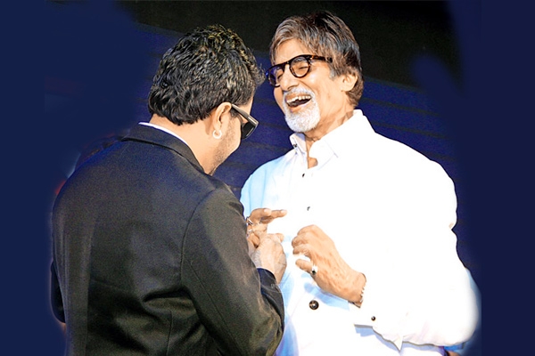 When Mika gave a diamond ring to Amitabh Bachchan},{When Mika gave a diamond ring to Amitabh Bachchan